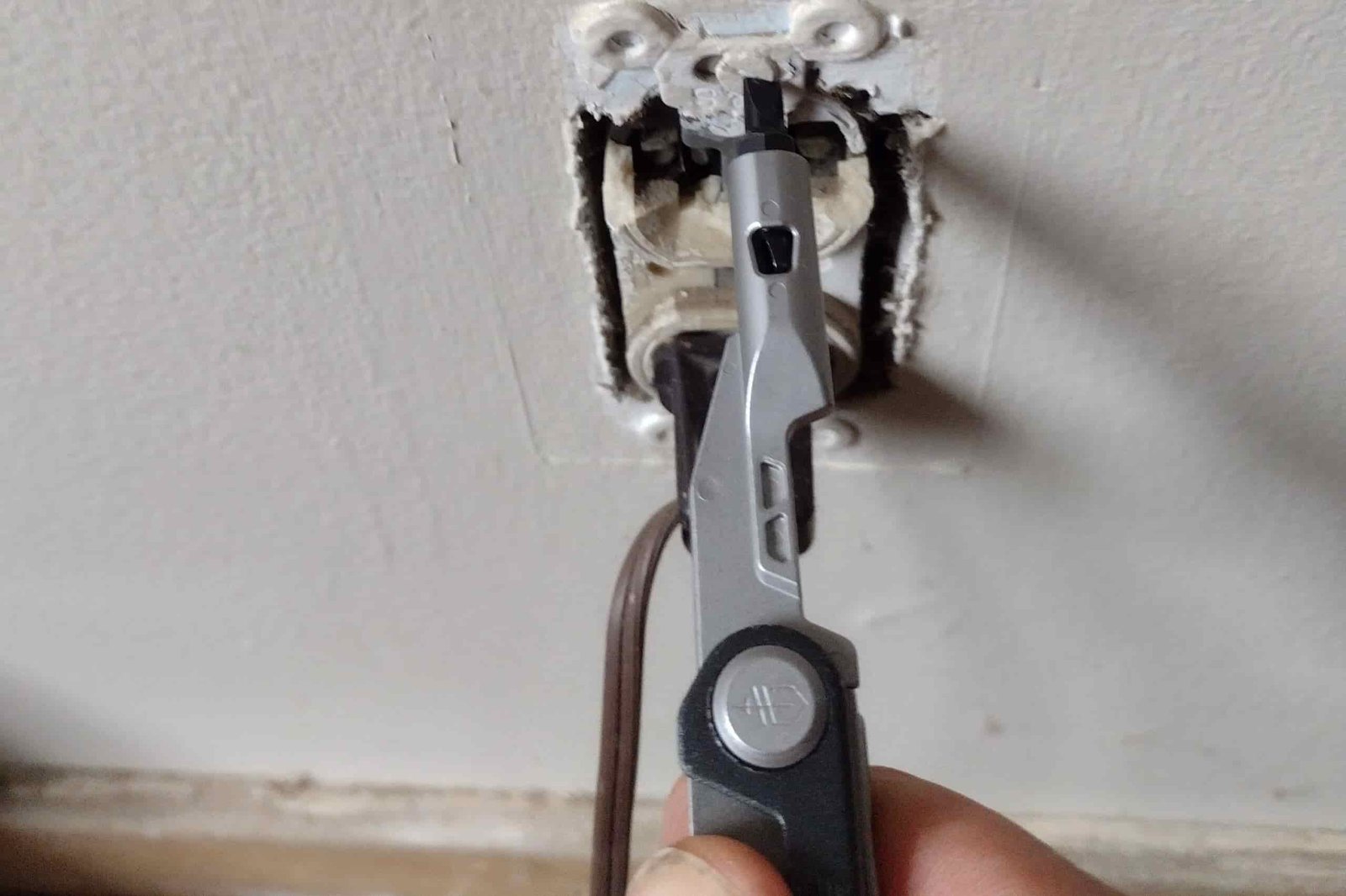 Gerber Armbar Drive screwing in an outlet.