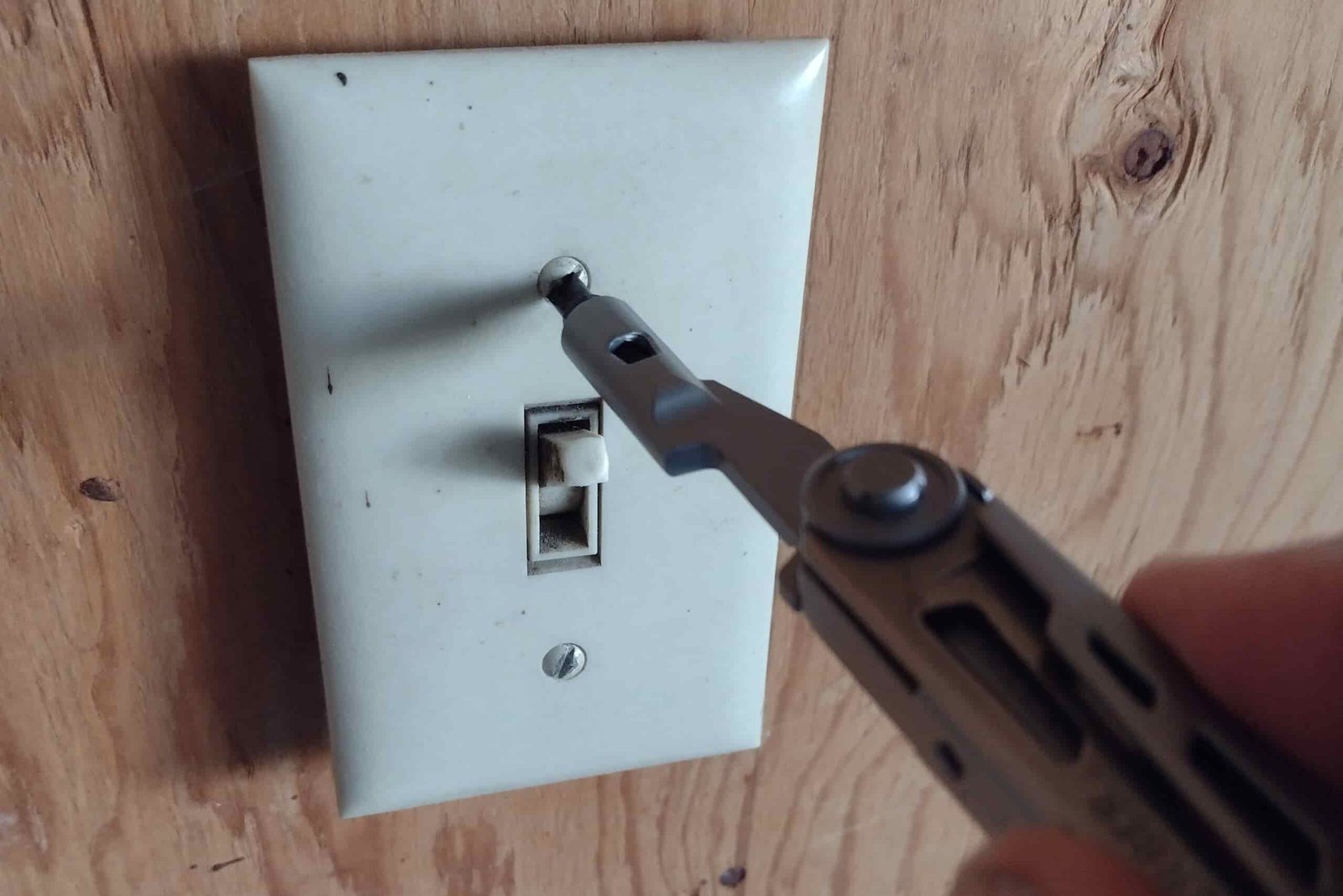 The Gerber Armbar Drive turning in a screw on an outlet cover.