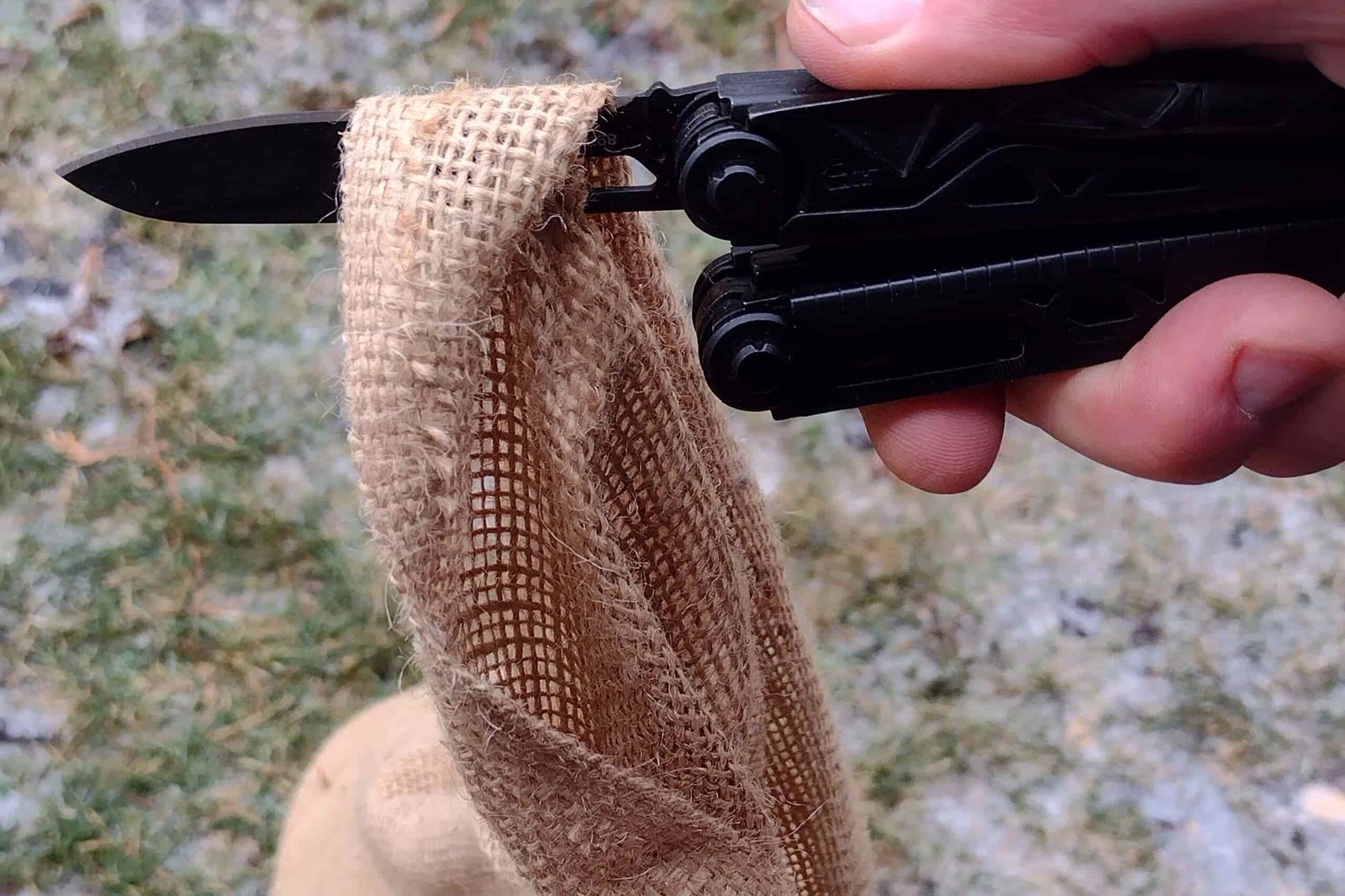 The Gerber Dual Force cutting burlap.