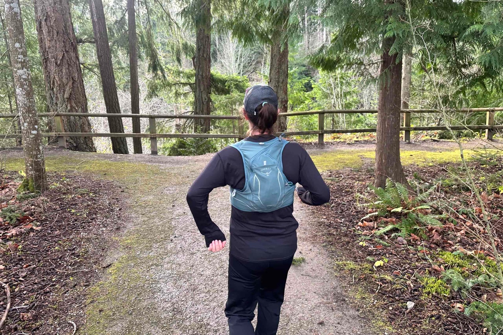 Runner wearing the Osprey Dyna 6 Hydration Vest