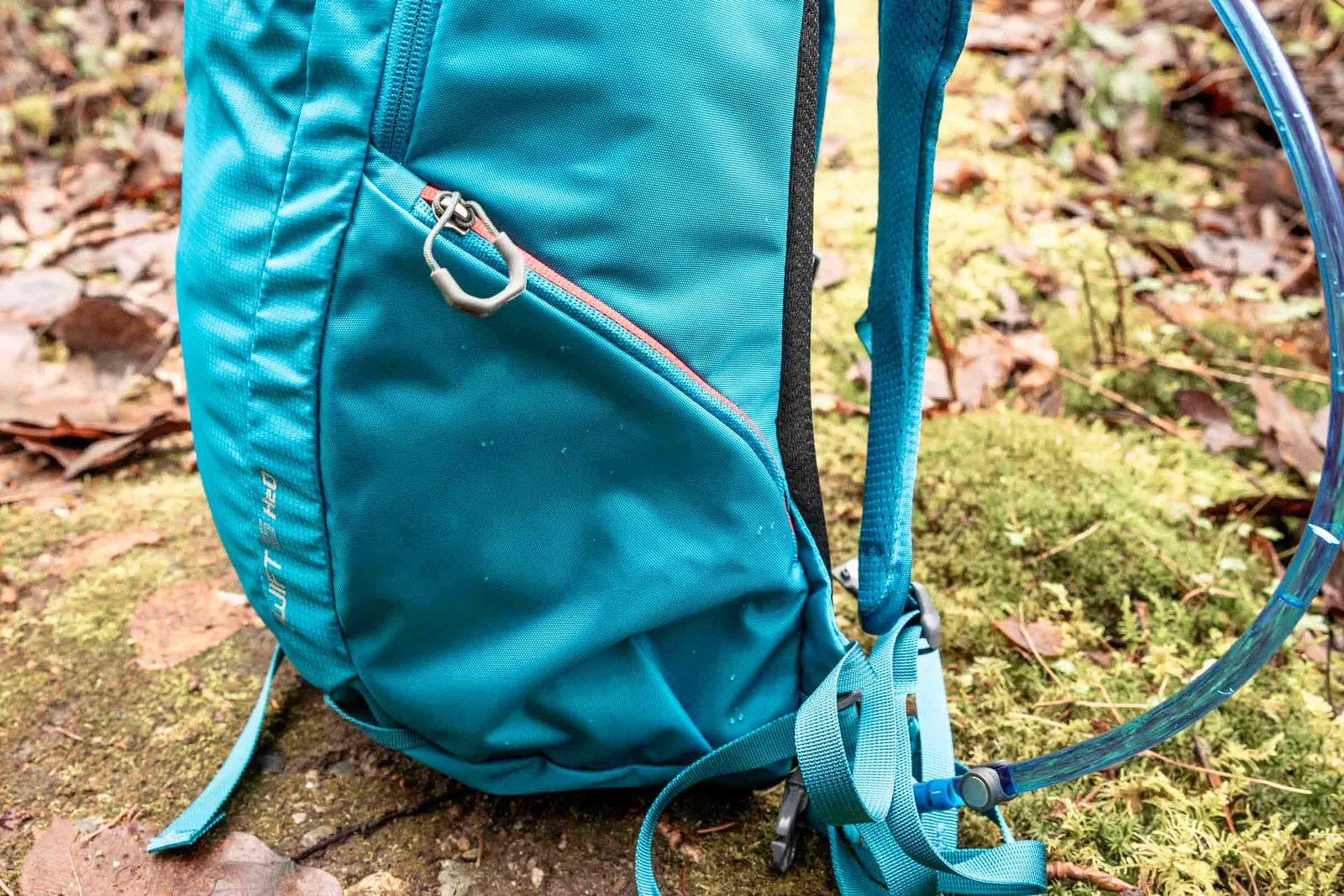 Details of Gregory Swift 16 H2O - a side view of the whole pack standing upright
