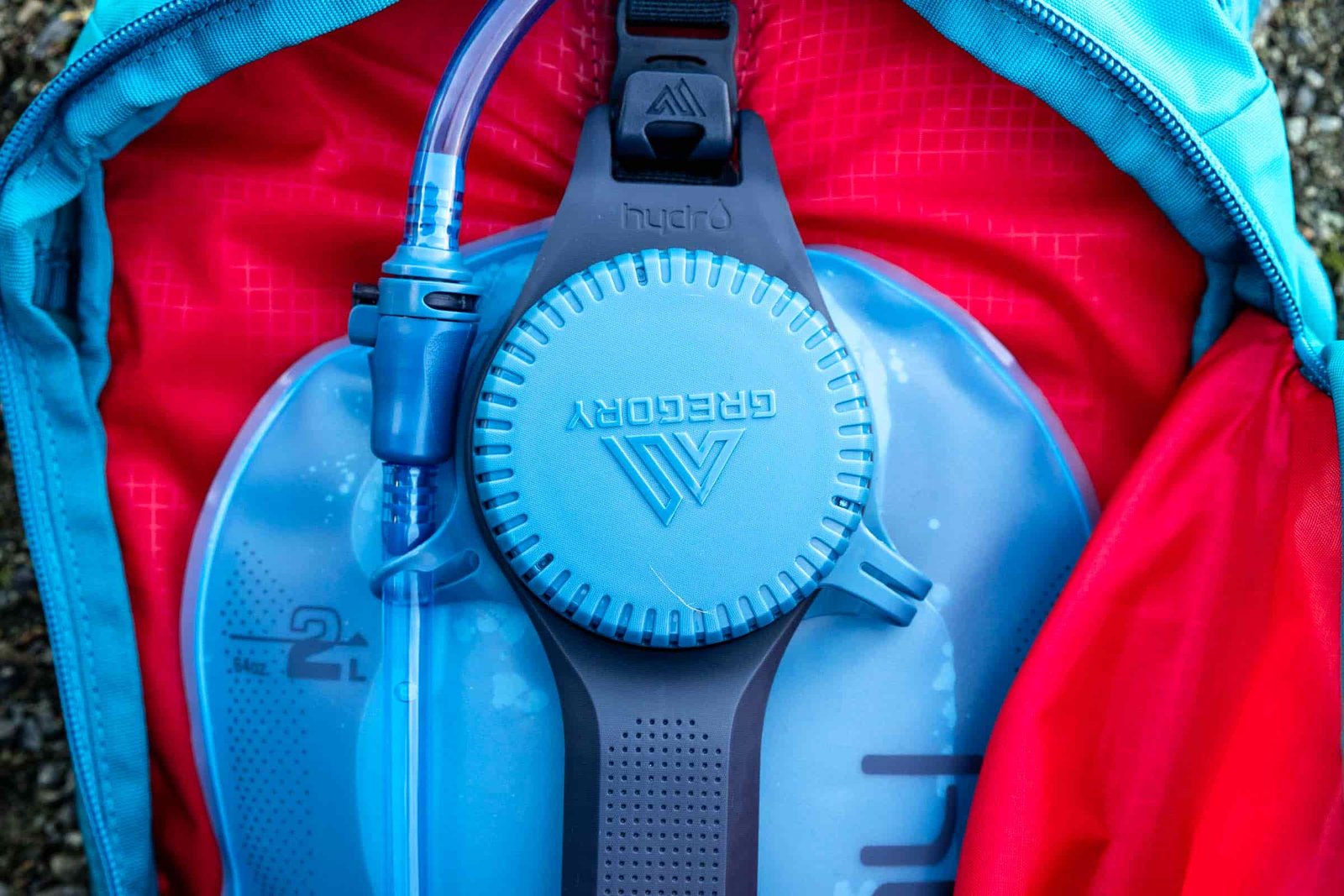 Details of Gregory Swift 16 H2O - a view of the hydration bladder and handle with connection to the hydration hose and the pack
