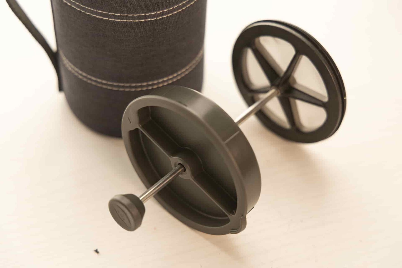 The GSI Java Press lid, filter and plunger lay next to the vessel.