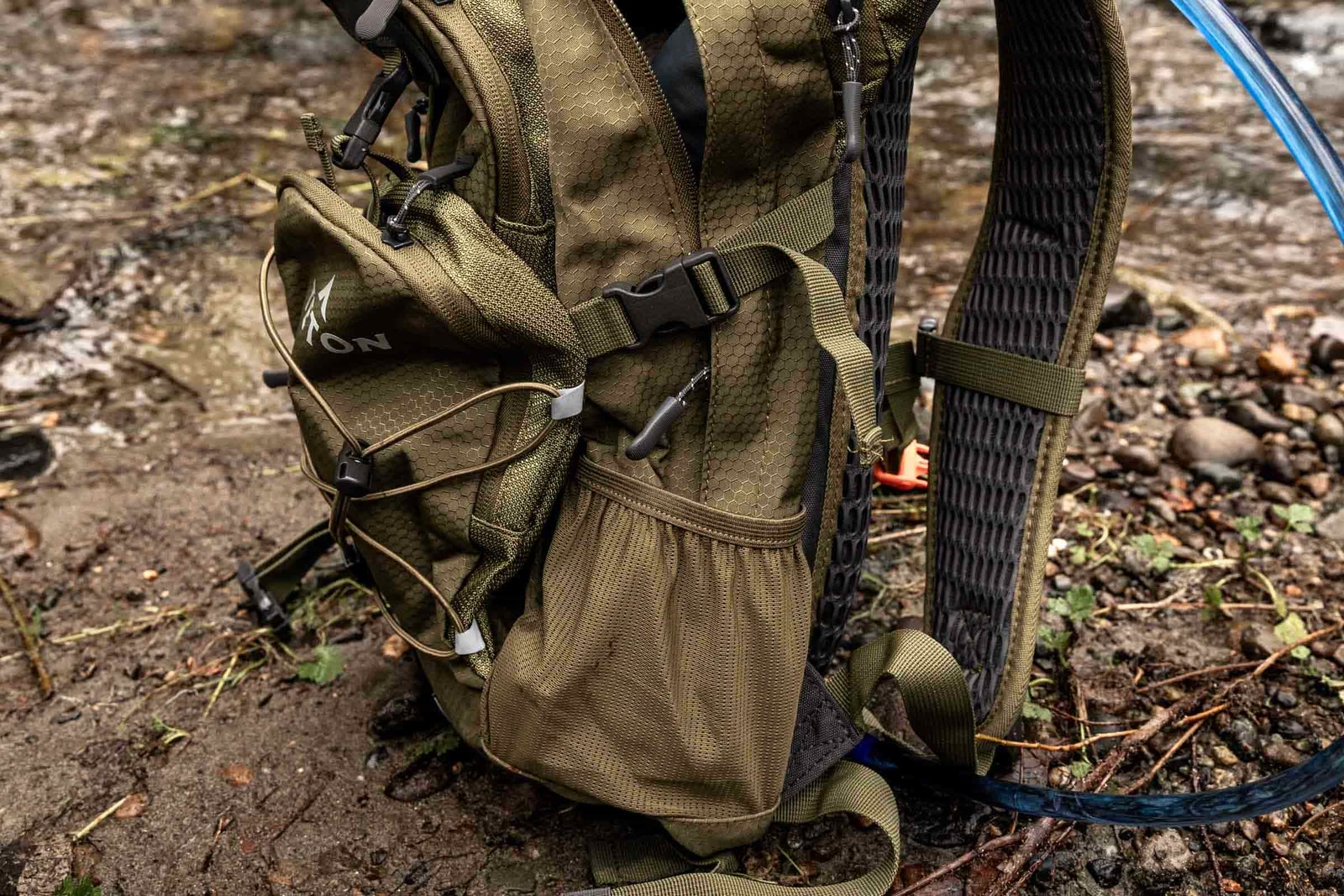 Details of TETON Sports Oasis 18L Hydration Pack - a side view of the pack