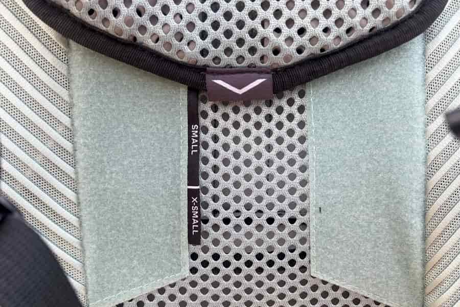 Close-up of the Thule Sapling’s torso adjustment panel, showcasing its customizable fit options for different body sizes.
