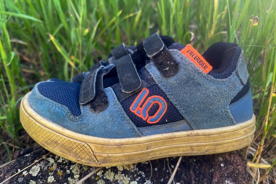 Side view of the Five Ten Freerider kids’ shoe with visible “10” logo and Freerider tag on the collar.
